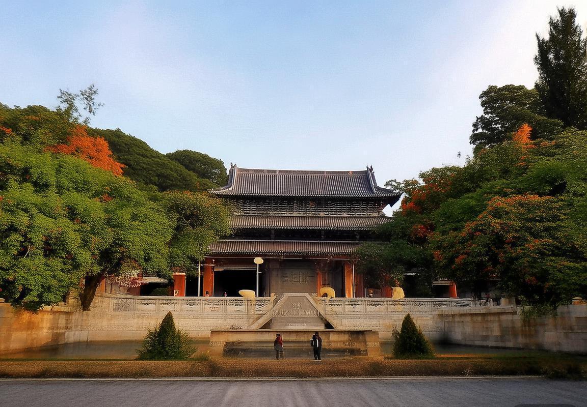 皇马与巴塞罗那西甲积分榜差距拉大，莱万多夫斯基破门与哈维战术成关键